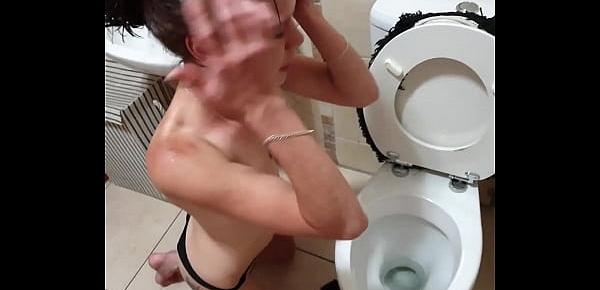  Sucking a cock after drinking his piss over the toilet